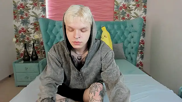 Snapshot of MillerBills chatting on 12-21-25, 01:13 MillerBills online show from 12-21-25, 01:13