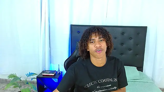 Snapshot of angelll18_ chatting on 02-22-26, 02:08 angelll18 online show from 02-22-26, 02:08