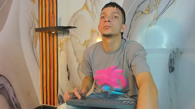 Snapshot of Straight_Guy22 chatting on 12-21-25, 04:14 Straight Guy22 online show from 12-21-25, 04:14