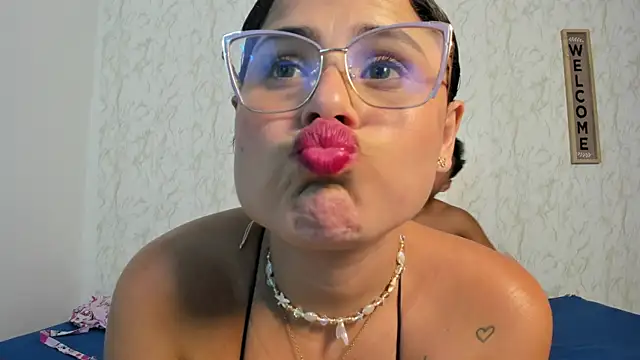 couple hardroom online show from 01-10-26, 01:12