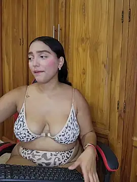 Snapshot of Mia_em chatting on 06-11-26, 12:32 Mia em online show from 06-11-26, 12:32