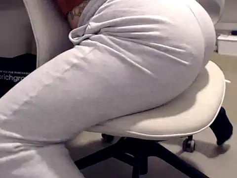 Snapshot of Camilalatinagold chatting on 01-15-26, 08:40 Camilalatinagold online show from 01-15-26, 08:40