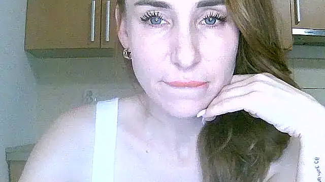 Snapshot of GlarysLoveress chatting on 12-19-25, 12:25 GlarysLoveress online show from 12-19-25, 12:25