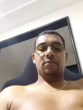 Snapshot of Reis001122 chatting on 06-21-26, 04:29 Reis001122 online show from 06-21-26, 04:29