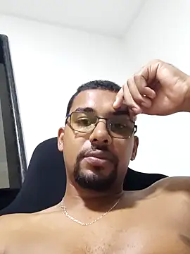 Snapshot of Reis001122 chatting on 04-28-26, 03:00 Reis001122 online show from 04-28-26, 03:00