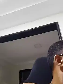 Snapshot of Reis001122 chatting on 05-16-26, 04:11 Reis001122 online show from 05-16-26, 04:11