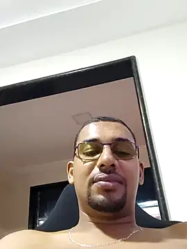 Snapshot of Reis001122 chatting on 05-31-26, 03:12 Reis001122 online show from 05-31-26, 03:12