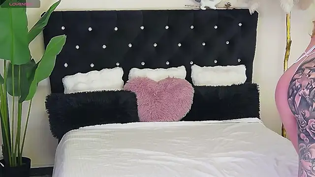 Snapshot of MistyAddams chatting on 01-12-26, 01:40 MistyAddams online show from 01-12-26, 01:40