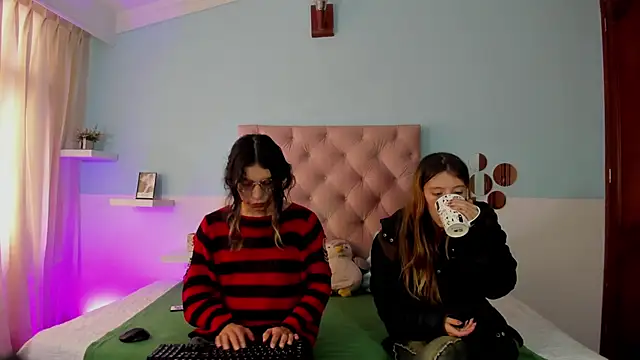 Briar y Blair online show from 12-19-25, 01:46