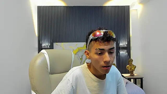 Snapshot of TaylerMiles chatting on 01-14-26, 02:59 TaylerMiles online show from 01-14-26, 02:59