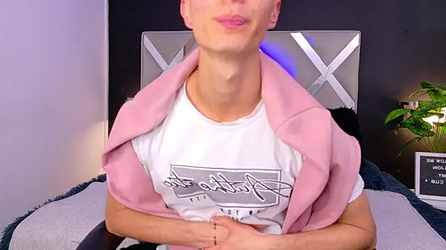 Snapshot of Ithan_Skin chatting on 12-16-25, 01:37 Ithan Skin online show from 12-16-25, 01:37