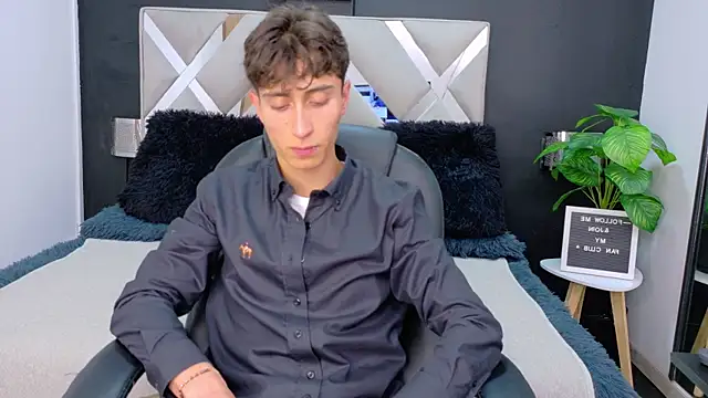 Snapshot of Ithan_Skin chatting on 12-18-25, 11:36 Ithan Skin online show from 12-18-25, 11:36