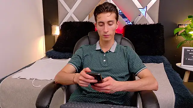 Snapshot of Ithan_Skin chatting on 01-10-26, 11:38 Ithan Skin online show from 01-10-26, 11:38