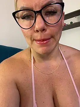 Snapshot of Natalia_Fit chatting on 07-26-26, 04:52 Natalia Fit online show from 07-26-26, 04:52