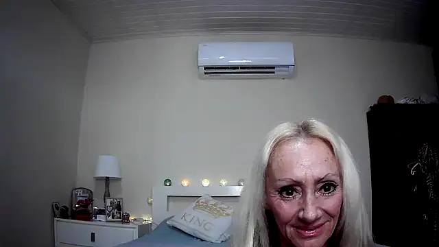 Snapshot of siennadiamond chatting on 05-28-26, 03:18 siennadiamond online show from 05-28-26, 03:18