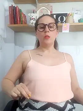 Snapshot of SofiEsteves chatting on 05-04-26, 06:11 SofiEsteves online show from 05-04-26, 06:11