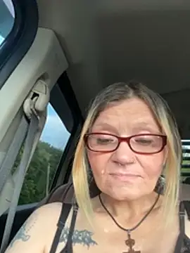 Snapshot of lindzybella chatting on 05-15-26, 11:25 lindzybella online show from 05-15-26, 11:25