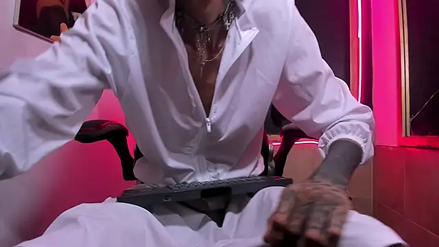 Daniel Deluc77 online show from 12-23-25, 03:50