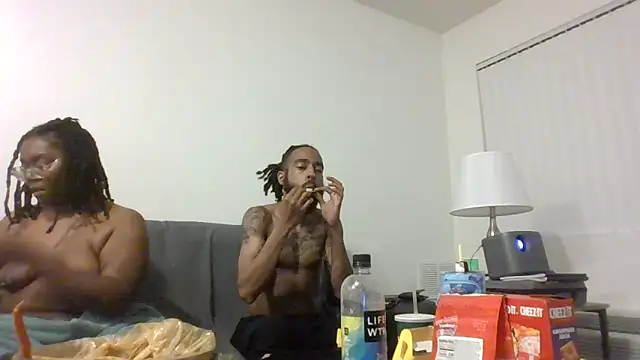 Snapshot of AverageAnt_ chatting on 02-25-26, 04:45 AverageAnt online show from 02-25-26, 04:45