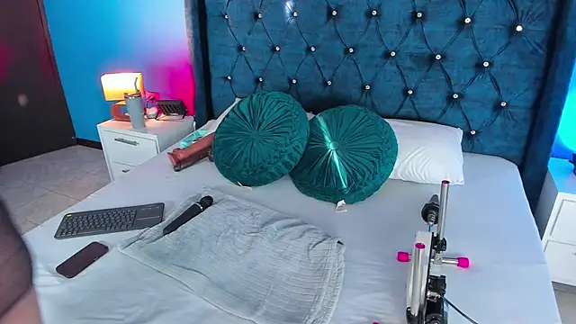 Issa Clark01 online show from 04-09-26, 10:05