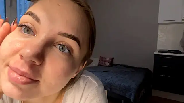 Snapshot of AliceQueenGirl chatting on 01-09-26, 12:45 AliceQueenGirl online show from 01-09-26, 12:45