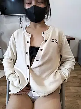 Snapshot of Miu_ii chatting on 12-19-25, 01:24 Miu ii online show from 12-19-25, 01:24