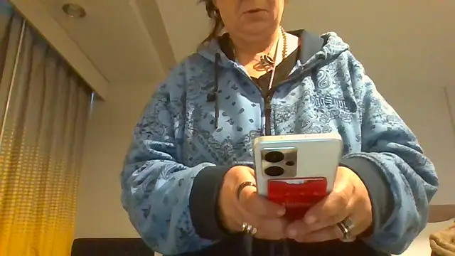 Snapshot of becky1111 chatting on 04-17-26, 01:36 becky1111 online show from 04-17-26, 01:36