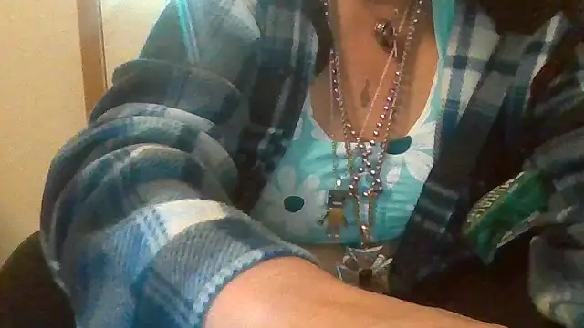 Snapshot of becky1111 chatting on 05-09-26, 12:25 becky1111 online show from 05-09-26, 12:25