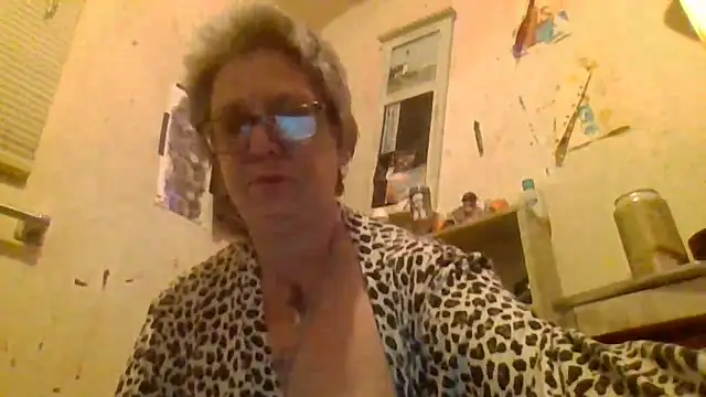 Snapshot of becky1111 chatting on 04-10-26, 10:00 becky1111 online show from 04-10-26, 10:00