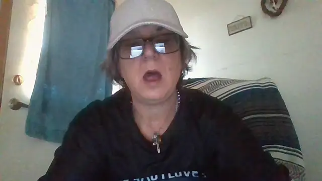 Snapshot of becky1111 chatting on 05-09-26, 02:20 becky1111 online show from 05-09-26, 02:20
