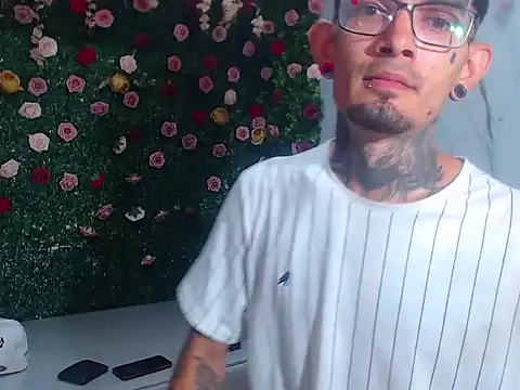 Snapshot of Boy_tatto77 chatting on 05-12-26, 03:40 Boy tatto77 online show from 05-12-26, 03:40