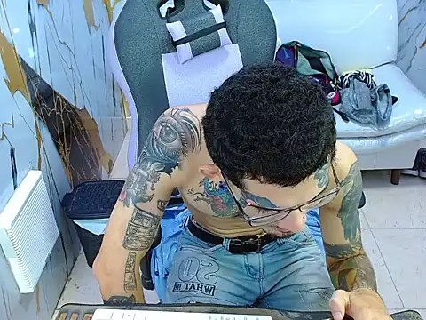 Snapshot of Boy_tatto77 chatting on 06-01-26, 12:27 Boy tatto77 online show from 06-01-26, 12:27