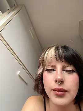 Snapshot of MikaScarlet chatting on 06-06-26, 02:11 MikaScarlet online show from 06-06-26, 02:11