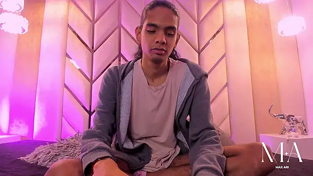 Max Ari online show from 01-13-26, 03:43