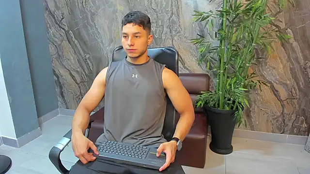 Noah Clarkk online show from 05-05-26, 03:26