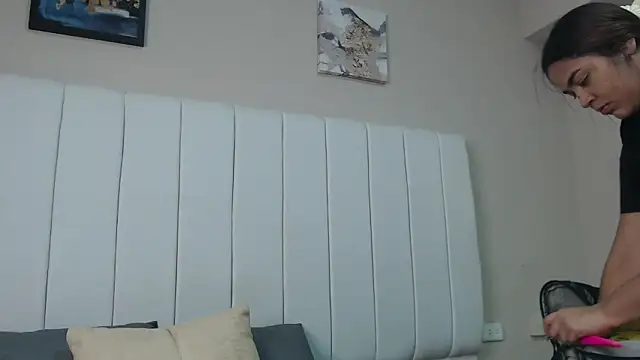 Snapshot of alicce_will02 chatting on 12-20-25, 01:03 alicce will02 online show from 12-20-25, 01:03