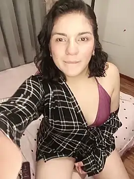 Snapshot of paulina_coxx chatting on 04-14-26, 01:05 paulina coxx online show from 04-14-26, 01:05