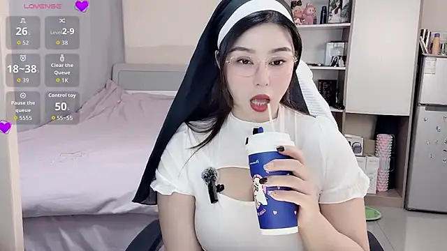 Snapshot of Ogravity_ chatting on 02-04-26, 06:41 Ogravity online show from 02-04-26, 06:41