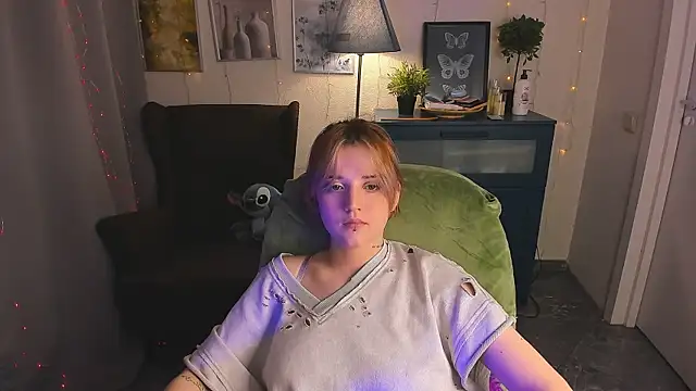Snapshot of SarahShelby chatting on 06-04-26, 10:03 SarahShelby online show from 06-04-26, 10:03