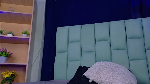 Snapshot of Emilyy05_ chatting on 05-22-26, 01:36 Emilyy05 online show from 05-22-26, 01:36