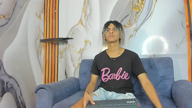 Snapshot of Victor_LatinBoy chatting on 12-21-25, 05:36 Victor LatinBoy online show from 12-21-25, 05:36