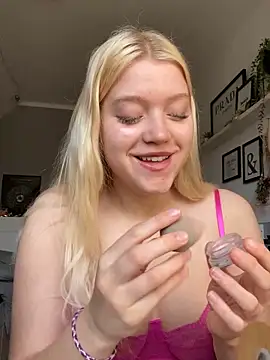 EmmiPemmi online show from 04-18-26, 06:05