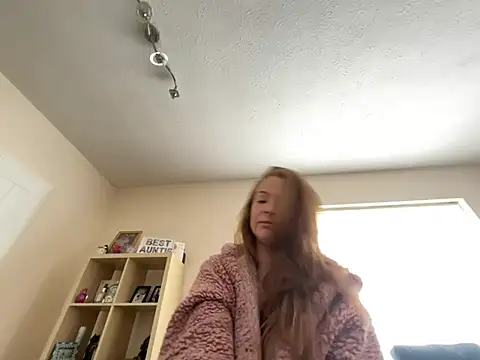 Snapshot of HollyHaze chatting on 03-28-26, 10:49 HollyHaze online show from 03-28-26, 10:49