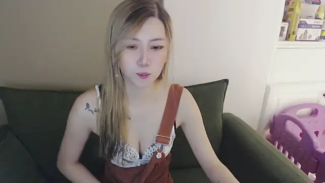 Snapshot of whitecat13 chatting on 04-21-26, 11:17 whitecat13 online show from 04-21-26, 11:17