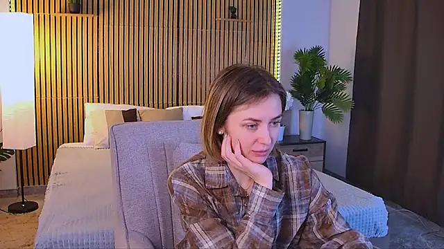 EmeraldGlow online show from 04-18-26, 02:30