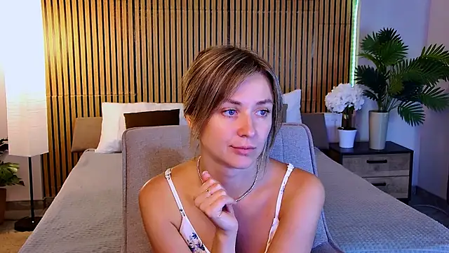 EmeraldGlow online show from 07-21-26, 02:40