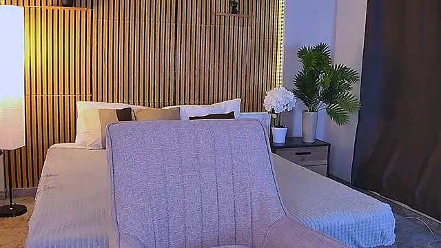 EmeraldGlow online show from 04-18-26, 07:07