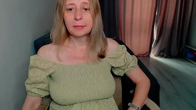 Snapshot of MiLenaMilf chatting on 06-09-26, 06:25 MiLenaMilf online show from 06-09-26, 06:25