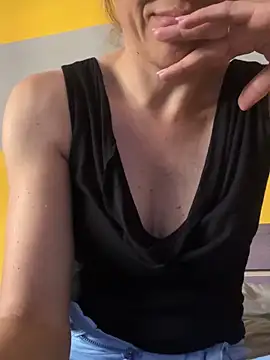 Snapshot of SexyMamiVee chatting on 05-31-26, 02:45 SexyMamiVee online show from 05-31-26, 02:45