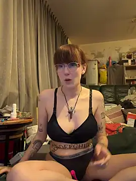 Snapshot of MisterandNiffyNoon chatting on 02-14-26, 07:25 MisterandNiffyNoon online show from 02-14-26, 07:25